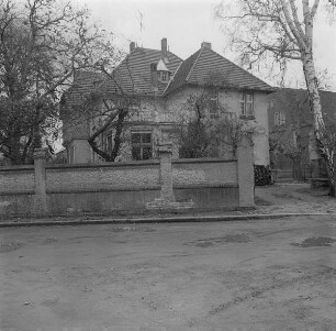 Villa : Peitz, Schulstraße 1. Villa (ehemals der Familie des Fabrikanten Carl Rehn; 1903-1905). Straßenansicht mit Einfriedung