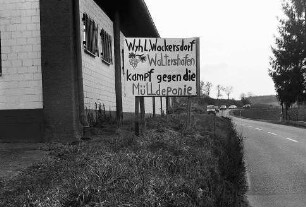 Freiburg im Breisgau: Protestplakate gegen die Mülldeponie am Tuniberg