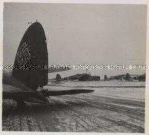 Wehrmachtssoldaten, Flugzeug, Einsatzbereite Heinkel-Bomber