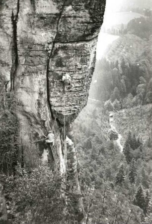 Sächsische Schweiz. Rathener Felsgebiet, Höllenhund. Seilschaft R. Stolle an der Westkante (Kesseltürmerweg). (VIIc)