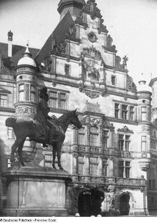 Dresden, Schloßplatz, Georgentor, Ansicht von Nordosten mit König-Albert-Denkmal