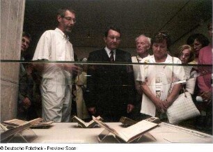 Präsentation durch Perk Loesch (SLUB) im Buchmuseum. Bildmitte: Prof. Achim Mehlhorn (TU Dresden)