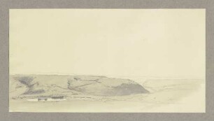 Landschaft mit langem Bergrücken, an seinem Fuß eine Reihe von Teichen