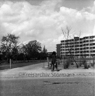 Stormarner Straße: "Wohnparkanlage" am Steinkreuz: Wohnblocks: davor Grünflächen, Fußwege: Spaziergängerin