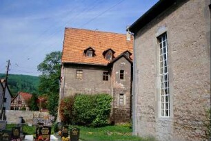 Blick von der Südseite der Kirche zum Renaissanceschloss