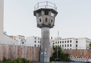 Gottfried Schenk: Erna-Berger-Straße, Wachturm vor Baustelle, 2021