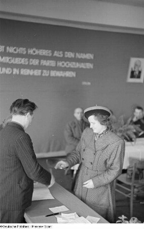 SED-Mitglied erhält ihr SED-Mitgliedsbuch