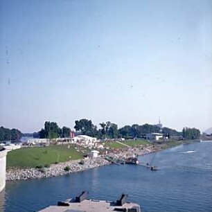 Hansjakob, Gottfried; Wien - Donau (AT); Donauinsel und Donaukraftwerk Freudenau - Donauinsel, Blick auf Donau und Neue Donau, Badestelle