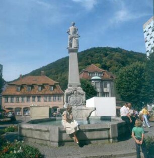 Suhl. Brunnen mit Denkmal des Waffenschmieds