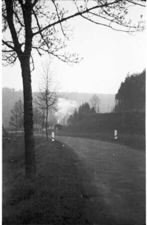 Lok 21, G(St) 305, Bahnhof Eyach, Ausfahrt, alte Straßentrasse