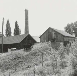 Ehem. Ziegelei Erbs. Trockenschuppen und Pressenhaus gegen Schornstein des Ringofens