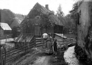 Klöpplerin auf dem Heimweg : Mühlgraben der Lehnrichter-Mühle, li. Sachs-Haus, dahinter Wahner-Schuster-Heinrich-Haus