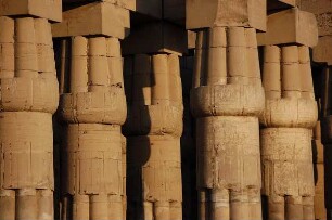 Luxor - Säulen im Luxor-Tempel : Säulen im Luxor-Tempel, Abendsonne von Westen, aufgenommen 2006