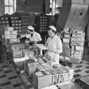 Arbeiterinnen von Bahlsen bei der Kontrolle der Bahlsen-Produkte