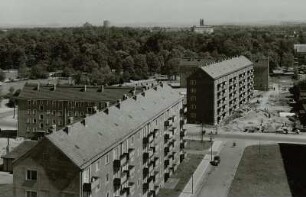 Dresden. Blick vom Studentenhochhaus Christianstraße nach Südosten über das Institut für Arbeitsökonomik auf die Strehlener Kirche und die Gasanstalt Reick