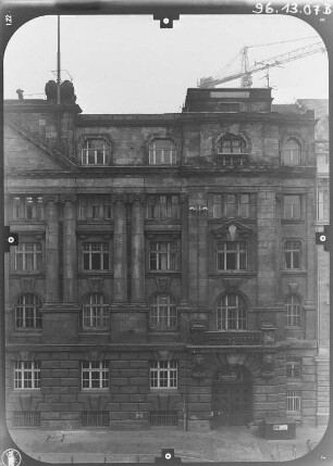 Leipzig-Zentrum, Dittrichring 21. Geschäftsthaus (ehem. "Haus der deutsch-sowjetischen Freundschaft"; 1908). Straßenfront mit Haupteingang (Teilansicht)