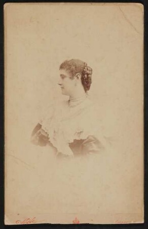 Portrait einer jungen Frau mit geflochtenem Dutt