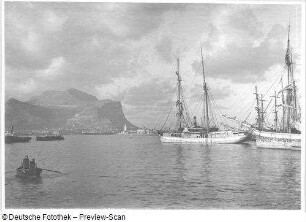 Reisefotos. Schiffe in einem Hafen am Fuße eines Gebirges