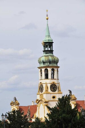 Loreto-Kirche : Der Turm der Wallfahrtskirche Loreto, aufgenommen in Prag am 31. Juli 2009. Foto Uwe Gerig