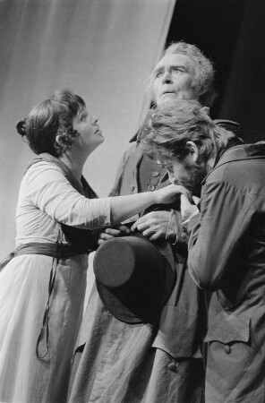 Szenenbilder aus "Die deutschen Kleinstädter", Schauspiel von August von Kotzebue. Volksbühne Berlin, 08.10.1976 (Premiere 10. Oktober 1976) : Mit Michael Gwisdek, Ursula Karusseit, Walfriede Schmitt, Werner Senftleben, Ruth Glöss, Marion van de Kamp, Wilfried Ortmann, Bodo Krämer, Erich Brauer, Harry Merkel, Klaus Mertens, Winfried Wagner, Karin Ugowski, Peter Marx