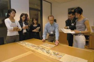 Dresden. Sächsische Landesbibliothek - Staats- und Universitätsbibliothek Dresden. Zentralbibliothek. Präsentation einer japanischen Handschrift für japanische Studentinnen