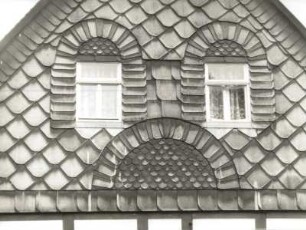 Steinbach. Wohnhaus Nr. 93, Hauptstraße 11. Giebelfront, Schmuckverschieferung
