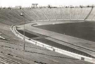 Bukarest. Stadion "23. August". Tribünen und Teil des Sportfeldes