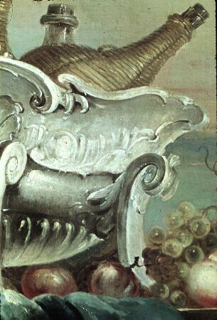 Stilleben mit Weinflaschen in einem Flaschenkühler, Früchten, Gläsern und einem Nautiluspokal