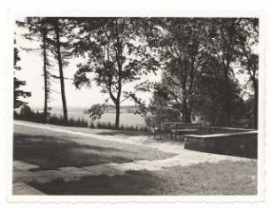Garten von Bauer, Rhode: Blick in die weite Landschaft mit ummauerter Sitzgruppe
