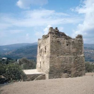Andros, Pyrgos-Wohnturm, Andros, 380 km2, 12.000 Einwohner. Aufgegebener Pyrgos-Wohnturm unterhalb von Aidonia im südlichen Inselteil