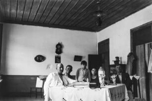 Familie am Tisch (Brasilienreise 1938)