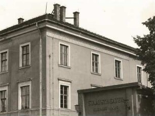 Dresden, Neustadt, Glacisstraße, Kleines Haus des Staatstheaters : Teilansicht mit Fries und Beschriftungsschild; das Gebäude wurde in der 2. Hälfte 19. Jh. als Tonhalle erbaut, nach 1945 als Theater genutzt