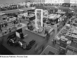 Raumaufnahme mit Ausstellungskojen ausländischer Hersteller