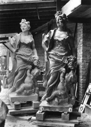 Allegorie des Frühlings : Allegorie des Frühlings, Original aus dem Schloßpark Pretzsch (um 1725, J. J. Kretzschmar) und Kopie (1950/1951, W. Hempel) (beide Sandstein, überlebensgroß). Wermsdorf, Schloß Hubertusburg