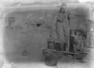 Südliches Afrika. Expeditionshelfer mit Siko-Töpfen. Reklame für Siko-Kochtöpfe, 1931