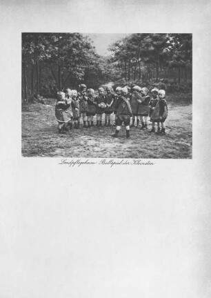 Landpflegeheim: Ballspiel der Kleinsten