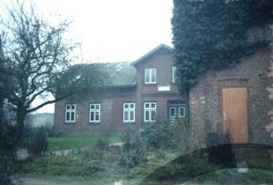 Bünningstedt: Dorfstraße: Bauernhaus: zurückgesetzt traufständiges Wohngebäude mit Eingangsrisalit: rechts giebelständiges Wirtschaftsgebäude [angeschnitten]