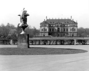 Dresden-Altstadt. Großer Garten (1683, J. F. Karcher; 1873-1895, K. F. Bouché). Üppigkeitsvase (1719/1723, A. Corradini) an der Hauptallee, Palaisteich und Palais (1678-1683, J. G. Starcke)