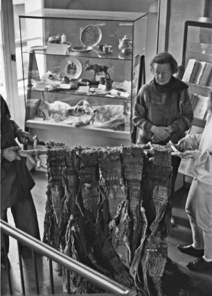 Rathaus: Ausstellungsaufbau im Treppenhaus mit Objekten von Edith Schaar: Künstlerin mit ihrem Webobjekt