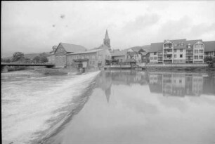 Rotenburg/Fulda: Fulda-Wehr mit Kirchturm und Spiegelung