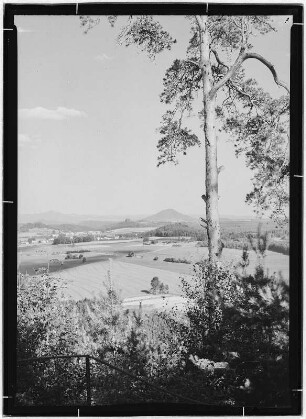 Blick auf Reinhardtsdorf. Schöna mit Wolfsberg und Sächsisch-Böhmischer Schweiz