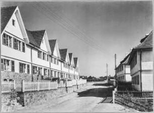 Reihenhäuser in Hellerau, Beim Gräbel : Dresden-Hellerau, Beim Gräbchen. Sechs Einfamilien- und zwei Vierfamilien-Reihenhäuser (1909/1910; H. Muthesius) und Telefonleitung mit Hausanschluss