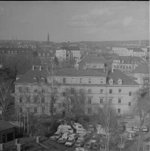 Dresden-Neustadt. Blick vom Wohnhaus Hospitalstraße 13/15 über das ehemalige Internat der Nolden-Schule (Volksbank AG), Glacisstraße 3, nach Nordosten