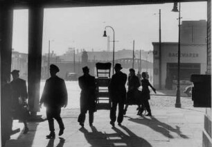 Hamburg. Bahnhof Barmbeck. Menschen vor dem Bahnhof