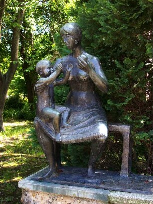 Hoyerswerda: Neustadt, Skulptur "Mutter mit Kind" im Wohnkomplex III