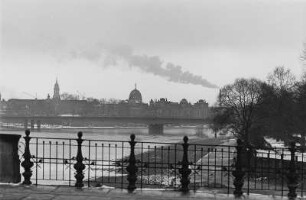 Blick von der Brücke der Einheit (Albertbrücke) zur Dr.-Rudolf-Friedrichs-Brücke (Carolabrücke) über die Elbe zur Alststadt