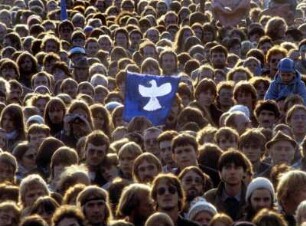 Friedensdemo in Bonn gegen den Atomkrieg, Menschenmenge und Fahne mit Friedenstaube
