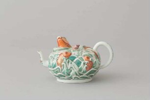 Teekanne mit plastischen Goldfischen