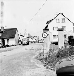 Braas & Co. Dachsteinwerk: Einfahrt zum Firmengelände: rechts Verkehrsschild: dahinter Firmengebäude: hinten Lkw
