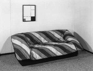 Sofa : Leipzig. Leipziger Herbstmesse, 1986. Sofa. Holz, Polsterung mit Mischgewebebezug schwarz-grau-rot (1986; VEB Möbelwerke Erfurt)